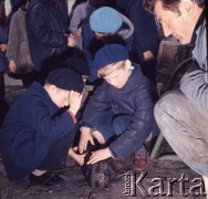 1973, Warszawa, Polska.
Wizyta niewidomych dzieci w zoo.
Fot. Lubomir T. Winnik, zbiory Ośrodka KARTA
