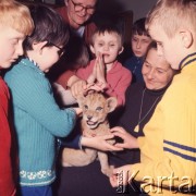 1973, Warszawa, Polska.
Wizyta niewidomych dzieci w zoo.
Fot. Lubomir T. Winnik, zbiory Ośrodka KARTA