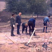 1972, Warszawa, Polska.
I sekretarz KC PZPR Edward Gierek z żoną Stanisławą podczas czynu społecznego na Saskiej Kępie.
Fot. Lubomir T. Winnik, zbiory Ośrodka KARTA