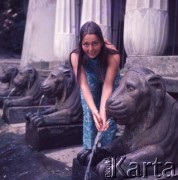1973, Warszawa, Polska.
Aktorka Barbara Dobrzyńska przy Świątyni Egipskiej w Parku Łazienkowskim.
Fot. Lubomir T. Winnik, zbiory Ośrodka KARTA