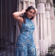 1973, Warszawa, Polska.
Aktorka Barbara Dobrzyńska przy Świątyni Egipskiej w Parku Łazienkowskim.
Fot. Lubomir T. Winnik, zbiory Ośrodka KARTA