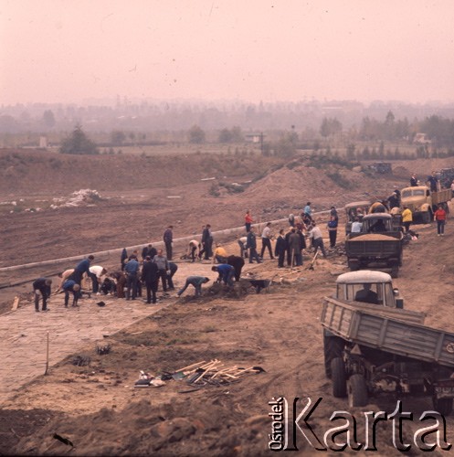 1973, Warszawa, Polska.
Praca w czynie społecznym przy budowie Wisłostrady.
Fot. Lubomir T. Winnik, zbiory Ośrodka KARTA