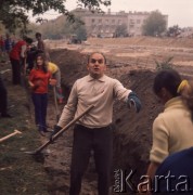 1973, Warszawa, Polska.
Praca w czynie społecznym przy budowie Wisłostrady. W środku zastępca członka Biura Politycznego KC PZPR, I sekretarz KW Józef Kępa.
Fot. Lubomir T. Winnik, zbiory Ośrodka KARTA