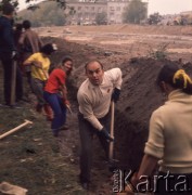 1973, Warszawa, Polska.
Praca w czynie społecznym przy budowie Wisłostrady. W środku zastępca członka Biura Politycznego KC PZPR, I sekretarz KW Józef Kępa.
Fot. Lubomir T. Winnik, zbiory Ośrodka KARTA