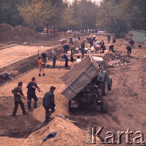 1973, Warszawa, Polska.
Praca w czynie społecznym przy budowie Wisłostrady.
Fot. Lubomir T. Winnik, zbiory Ośrodka KARTA
