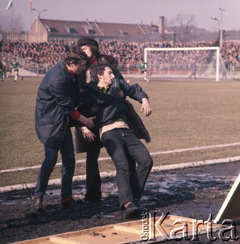 1971-1973, Warszawa, Polska.
Mdlejący kibic podczas meczu Legii Warszawa.
Fot. Lubomir T. Winnik, zbiory Ośrodka KARTA
