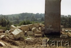 28.08.1971, Lwów, Ukraińska SRR, ZSRR.
Zniszczony Cmentarz Obrońców Lwowa (Cmentarz Orląt Lwowskich). Fragment Pomnika Chwały.
Fot. Lubomir T. Winnik, zbiory Ośrodka KARTA