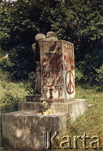 28.08.1971, Lwów, Ukraińska SRR, ZSRR.
Zniszczony Cmentarz Obrońców Lwowa (Cmentarz Orląt Lwowskich). Grobowiec inż. Gustawa Muldnera pokryty namalowanymi czerwoną farbą rysunkami i napisami w języku rosyjskim.
Fot. Lubomir T. Winnik, zbiory Ośrodka KARTA