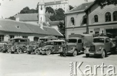 1939-1945, brak miejsca.
Ciężarówki mercedesa na rynku miasteczka.
Fot. NN, album nieznanego żołnierza Wehrmachtu, kolekcja Tomasza Kopańskiego, zbiory Ośrodka KARTA