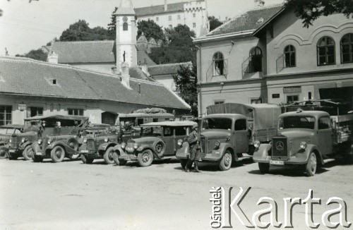 1939-1945, brak miejsca.
Ciężarówki mercedesa na rynku miasteczka.
Fot. NN, album nieznanego żołnierza Wehrmachtu, kolekcja Tomasza Kopańskiego, zbiory Ośrodka KARTA