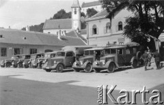 1939-1945, brak miejsca.
Ciężarówki mercedesa na rynku miasteczka.
Fot. NN, album nieznanego żołnierza Wehrmachtu, kolekcja Tomasza Kopańskiego, zbiory Ośrodka KARTA