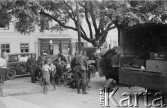 1939-1945, brak miejsca.
Niemcy na rynku miasteczka.
Fot. NN, album nieznanego żołnierza Wehrmachtu, kolekcja Tomasza Kopańskiego, zbiory Ośrodka KARTA