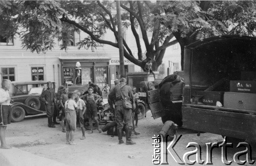 1939-1945, brak miejsca.
Niemcy na rynku miasteczka.
Fot. NN, album nieznanego żołnierza Wehrmachtu, kolekcja Tomasza Kopańskiego, zbiory Ośrodka KARTA