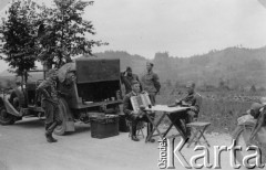 1939-1945, brak miejsca.
Żołnierze Luftwaffe w czasie postoju. 
Fot. NN, album nieznanego żołnierza Wehrmachtu, kolekcja Tomasza Kopańskiego, zbiory Ośrodka KARTA