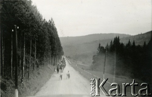 1939-1945, brak miejsca.
Kolumna żołnierzy Wehrmachtu.
Fot. NN, album nieznanego żołnierza Wehrmachtu, kolekcja Tomasza Kopańskiego, zbiory Ośrodka KARTA