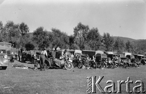 1939-1945, brak miejsca.
Żołnierze Luftwaffe w czasie postoju.
Fot. NN, album nieznanego żołnierza Wehrmachtu, kolekcja Tomasza Kopańskiego, zbiory Ośrodka KARTA