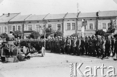 1939-1945, brak miejsca.
Żołnierze Wehrmachtu na rynku polskiego miasta. Widoczna armata ppanc PaK 37.
Fot. NN, album nieznanego żołnierza Wehrmachtu, kolekcja Tomasza Kopańskiego, zbiory Ośrodka KARTA