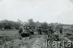 1939-1945, brak miejsca.
Żołnierze Wehrmachtu z baterią niemieckich haubic 149 mm.
Fot. NN, album nieznanego żołnierza Wehrmachtu, kolekcja Tomasza Kopańskiego, zbiory Ośrodka KARTA