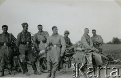 1939-1945, brak miejsca.
Żołnierze Luftwaffe w czasie postoju.
Fot. NN, album nieznanego żołnierza Wehrmachtu, kolekcja Tomasza Kopańskiego, zbiory Ośrodka KARTA