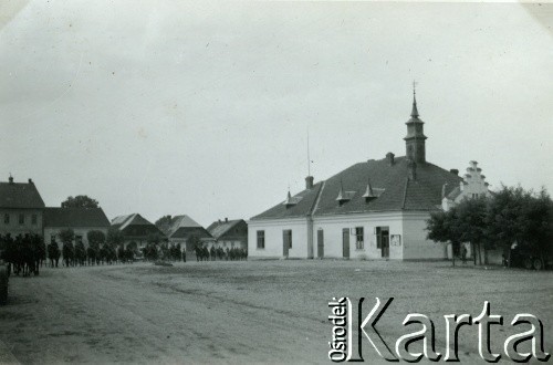 1939-1945, brak miejsca.
Żołnierze Wehrmachtu na rynku.
Fot. NN, album nieznanego żołnierza Wehrmachtu, kolekcja Tomasza Kopańskiego, zbiory Ośrodka KARTA