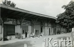 1939-1945, Polska.
Sklepiki w pasażu handlowym (m.in. J. Przytockiego i M. Blacharczyka).
Fot. NN, album nieznanego żołnierza Wehrmachtu, kolekcja Tomasza Kopańskiego, zbiory Ośrodka KARTA