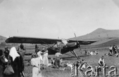 1939-1945, brak miejsca.
Ludzie zgromadzeni wokół samolotu rozpoznawczego Fiesler-Storch.
Fot. NN, album nieznanego żołnierza Wehrmachtu, kolekcja Tomasza Kopańskiego, zbiory Ośrodka KARTA