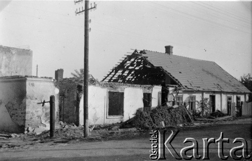 1939-1945, brak miejsca.
Zniszczenia wojenne.
Fot. NN, album nieznanego żołnierza Wehrmachtu, kolekcja Tomasza Kopańskiego, zbiory Ośrodka KARTA