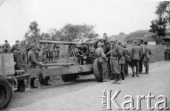 1939-1945, brak miejsca.
Żołnierze Wehrmachtu przy lawecie z armatą uniwersalną Flak 88 mm.
Fot. NN, album nieznanego żołnierza Wehrmachtu, kolekcja Tomasza Kopańskiego, zbiory Ośrodka KARTA