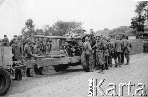 1939-1945, brak miejsca.
Żołnierze Wehrmachtu przy lawecie z armatą uniwersalną Flak 88 mm.
Fot. NN, album nieznanego żołnierza Wehrmachtu, kolekcja Tomasza Kopańskiego, zbiory Ośrodka KARTA