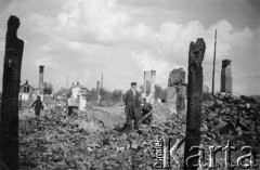 1939-1945, brak miejsca.
Zniszczenia wojenne - Żyd wśród ruin. 
Fot. NN, album nieznanego żołnierza Wehrmachtu, kolekcja Tomasza Kopańskiego, zbiory Ośrodka KARTA