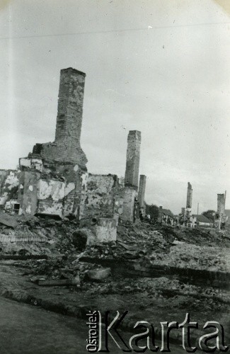 1939-1945, brak miejsca.
Zniszczenia wojenne.
Fot. NN, album nieznanego żołnierza Wehrmachtu, kolekcja Tomasza Kopańskiego, zbiory Ośrodka KARTA