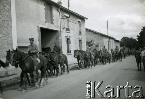 1939-1945, brak miejsca.
Żołnierze słowaccy (?) na koniach.
Fot. NN, album nieznanego żołnierza Wehrmachtu, kolekcja Tomasza Kopańskiego, zbiory Ośrodka KARTA