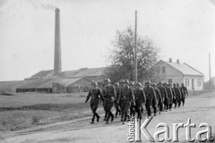 1939-1945, brak miejsca.
Przemarsz pododdziału Luftwaffe.
Fot. NN, album nieznanego żołnierza Wehrmachtu, kolekcja Tomasza Kopańskiego, zbiory Ośrodka KARTA