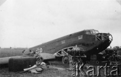 1939-1945, brak miejsca.
Zdekompletowany niemiecki samolot transportowy Ju 52.
Fot. NN, album nieznanego żołnierza Wehrmachtu, kolekcja Tomasza Kopańskiego, zbiory Ośrodka KARTA