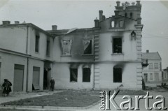 1939-1945, brak miejsca.
Budynek zniszczony w wyniku działań wojennych.
Fot. NN, album nieznanego żołnierza Wehrmachtu, kolekcja Tomasza Kopańskiego, zbiory Ośrodka KARTA