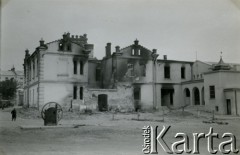 1939-1945, brak miejsca.
Budynek zniszczony w wyniku działań wojennych.
Fot. NN, album nieznanego żołnierza Wehrmachtu, kolekcja Tomasza Kopańskiego, zbiory Ośrodka KARTA