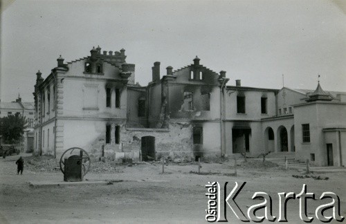 1939-1945, brak miejsca.
Budynek zniszczony w wyniku działań wojennych.
Fot. NN, album nieznanego żołnierza Wehrmachtu, kolekcja Tomasza Kopańskiego, zbiory Ośrodka KARTA