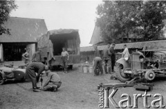 1939-1945, brak miejsca.
Żołnierze Luftwaffe w czasie prac naprawczych. 
Fot. NN, album nieznanego żołnierza Wehrmachtu, kolekcja Tomasza Kopańskiego, zbiory Ośrodka KARTA