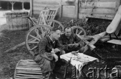 1939-1945, brak miejsca.
Żołnierze Luftwaffe w czasie posiłku.
Fot. NN, album nieznanego żołnierza Wehrmachtu, kolekcja Tomasza Kopańskiego, zbiory Ośrodka KARTA