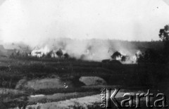 1939-1945, brak miejsca.
Płonące zabudowania.
Fot. NN, album nieznanego żołnierza Wehrmachtu, kolekcja Tomasza Kopańskiego, zbiory Ośrodka KARTA