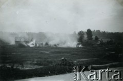 1939-1945, brak miejsca.
Płonące zabudowania.
Fot. NN, album nieznanego żołnierza Wehrmachtu, kolekcja Tomasza Kopańskiego, zbiory Ośrodka KARTA