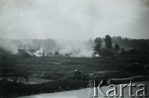 1939-1945, brak miejsca.
Płonące zabudowania.
Fot. NN, album nieznanego żołnierza Wehrmachtu, kolekcja Tomasza Kopańskiego, zbiory Ośrodka KARTA