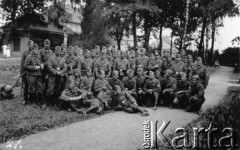 1939-1945, brak miejsca.
Żołnierze Luftwaffe.
Fot. NN, album nieznanego żołnierza Wehrmachtu, kolekcja Tomasza Kopańskiego, zbiory Ośrodka KARTA