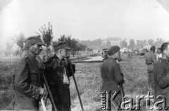 1939-1945, brak miejsca.
Polscy żołnierze - prawdopodobnie jeńcy.
Fot. NN, album nieznanego żołnierza Wehrmachtu, kolekcja Tomasza Kopańskiego, zbiory Ośrodka KARTA