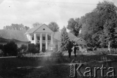 1939-1945, brak miejsca.
Żołnierze Wehrmachtu przed pałacem.
Fot. NN, album nieznanego żołnierza Wehrmachtu, kolekcja Tomasza Kopańskiego, zbiory Ośrodka KARTA