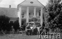 1939-1945, brak miejsca.
Żołnierze Luftwaffe przed pałacem.
Fot. NN, album nieznanego żołnierza Wehrmachtu, kolekcja Tomasza Kopańskiego, zbiory Ośrodka KARTA