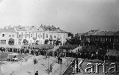 1939-1945, Gorlice
Żołnierze Wehrmachtu na rynku.
Fot. NN, album nieznanego żołnierza Wehrmachtu, kolekcja Tomasza Kopańskiego, zbiory Ośrodka KARTA