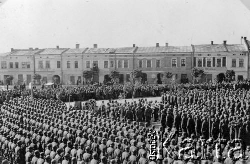 1939-1945, Gorlice.
Żołnierze Wehrmachtu na rynku.
Fot. NN, album nieznanego żołnierza Wehrmachtu, kolekcja Tomasza Kopańskiego, zbiory Ośrodka KARTA