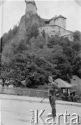 1939-1945, Orawa.
Żołnierz Luftwaffe przed Zamkiem Orawskim.
Fot. NN, album nieznanego żołnierza Wehrmachtu, kolekcja Tomasza Kopańskiego, zbiory Ośrodka KARTA