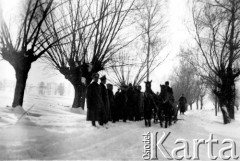 1939-1945, prawdopodobnie okolice Jasła.
Żołnierze Wehrmachtu.
Fot. NN, album nieznanego żołnierza Wehrmachtu, kolekcja Tomasza Kopańskiego, zbiory Ośrodka KARTA